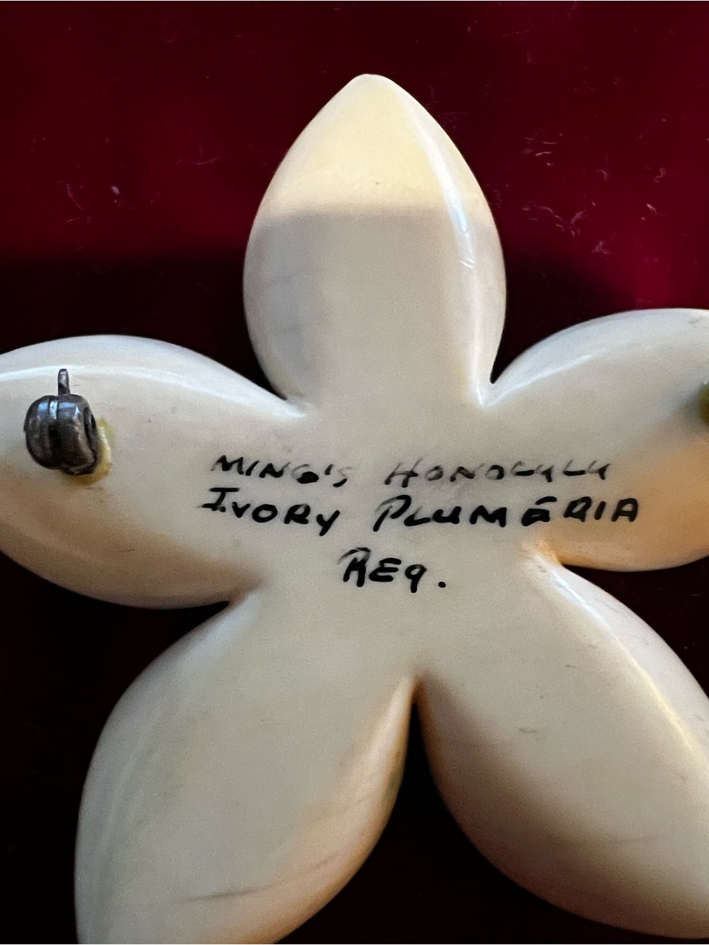 Vintage Signed Ming’s Honolulu Pre-Ban Ivory Puffy Petal Plumeria Brooch Pin - Picture 3 of 3